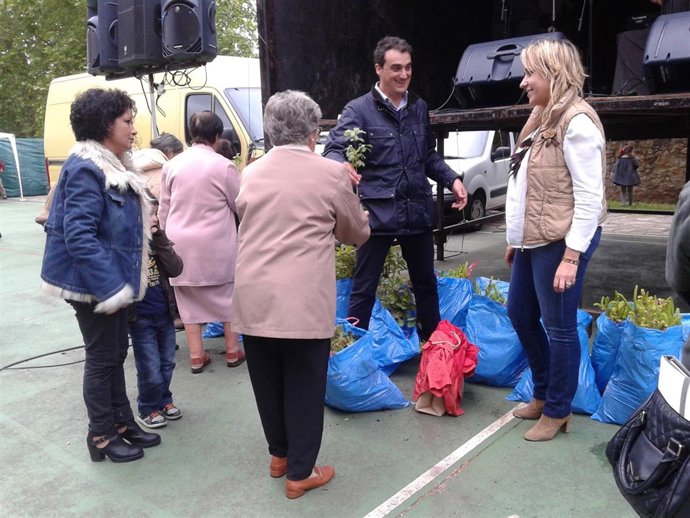 Reparto de árboles en Novales