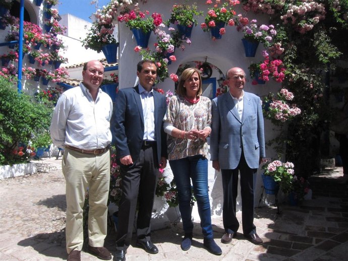 José Antonio Nieto con concejales en el Patio de la Calle Trueque, 4