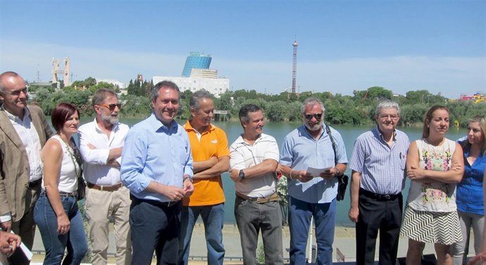 Espadas y su equipo, junto al río