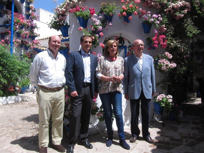 José Antonio Nieto con concejales en el Patio de la Calle Trueque, 4