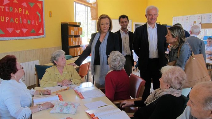 Luisa Fernanda Rudi y Eloy Suárez (PP) visitan La Caridad de Zaragoza