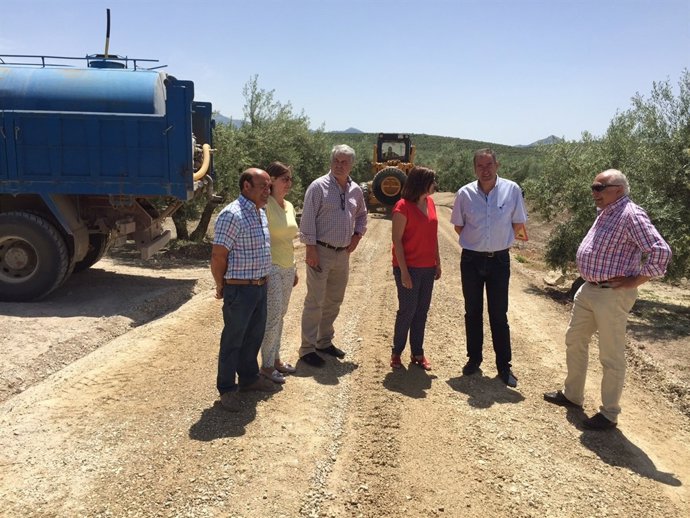 Quirós (2d) visita uno de los caminos que se arreglan con el plan Encaminados.