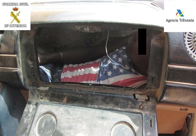 Inmigrante oculto en un doble fondo de un vehículo