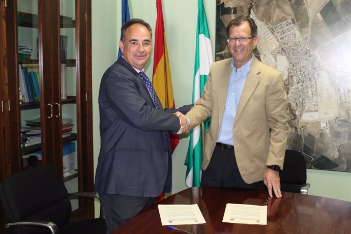 Firma de convenio entre Manuel Romero (CHG) y Domingo Delgado (Burguillos)