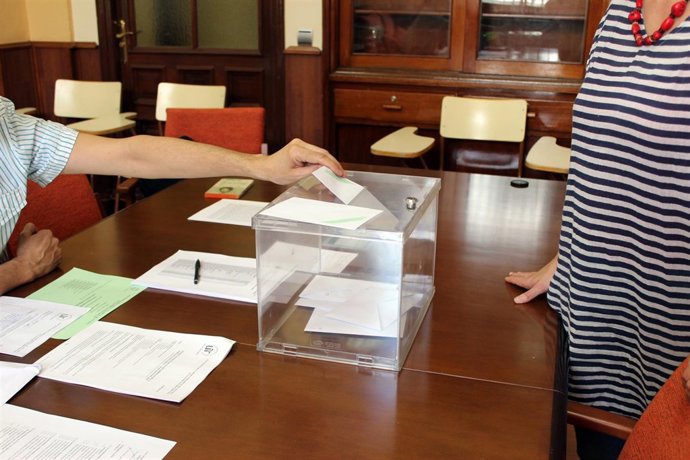 Urna en la Facultad de Filología de la US
