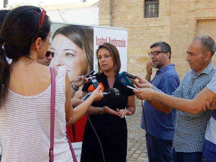 Isabel Ambrosio atiende a los periodistas junto al Pocito