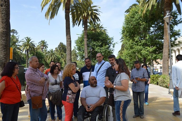 Zorrilla y candidatos de Málaga para la Gente con trabajadores Limasa y Limposam