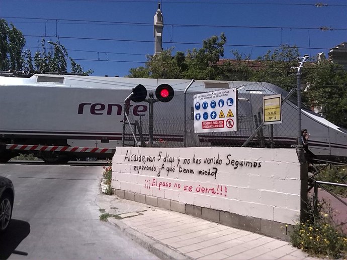 Pintada en el paso a nivel de Pilarica