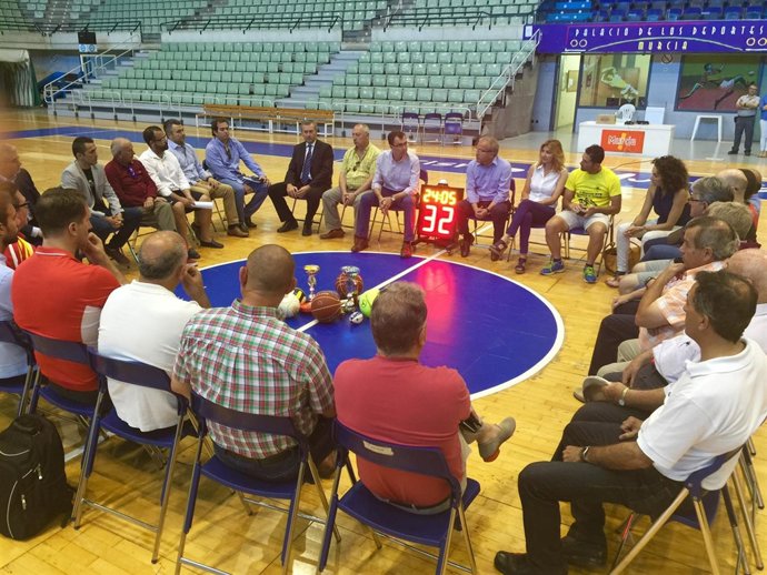 Reunión de Ballesta con federaciones y clubes deportivos
