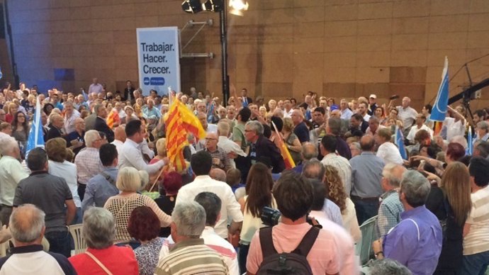Manifestantes de la PAH en un mitin de Rajoy en Barcelona