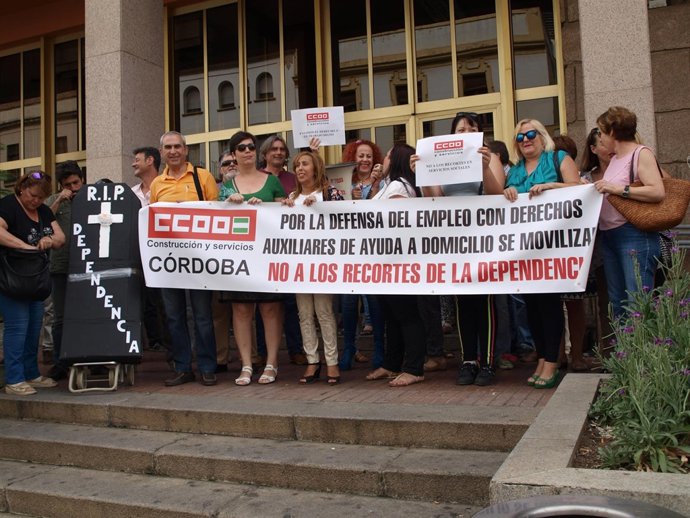 Empleadas de Clece en la concentración ante el Ayuntamiento