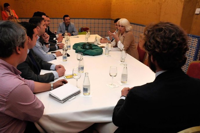 Teófila Martínez se reúne con AJE Cádiz