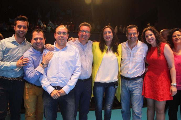 Manuel Andrés González, Dolores López y Juanma Moreno, en Valverde del Camino