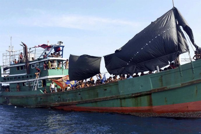 Inmigrantes a bordo de un barco abandonado en aguas del sureste asiático