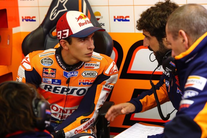 Marc Márquez habla con su equipo en Le Mans