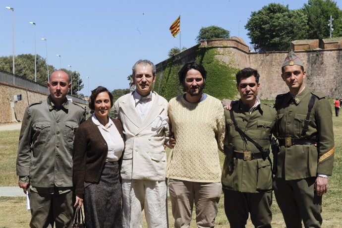 El elenco de '13 dies d'octubre' en el castillo de Montjuïc