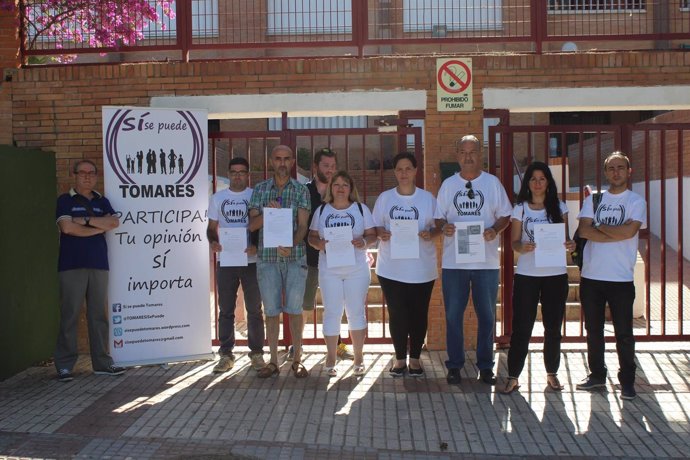 Sí Se Puede Tomares ante el IES Nestor Almendros.