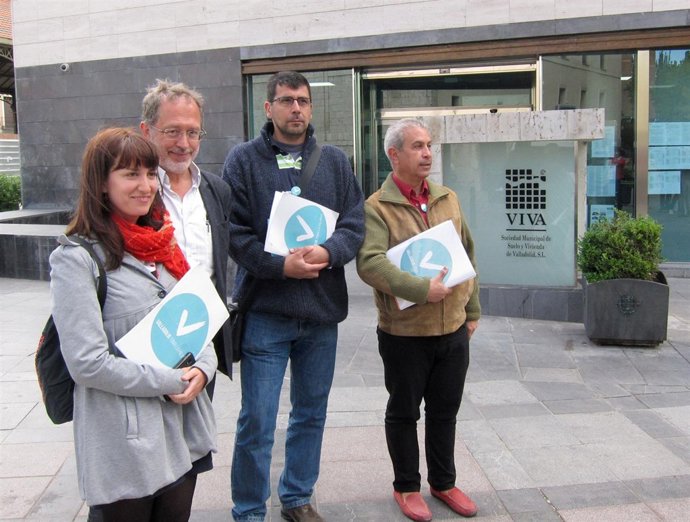 La candidatura de Valladolid Toma la Palabra ante la sede de VIVA