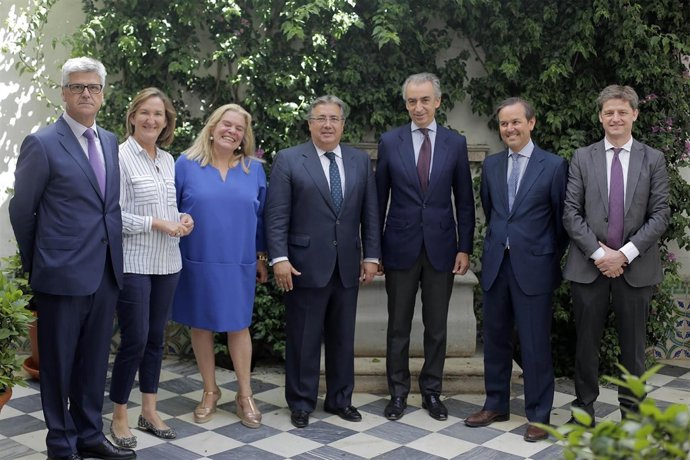 Zoido, Ferre y varios de los concejales del Ayuntamiento de Sevilla