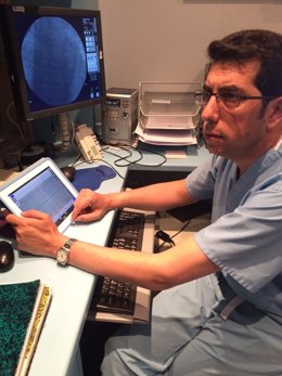 El doctor Javier Portales usando la 'app' 'ECG Camera'