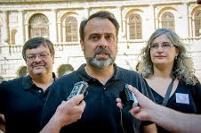 Mateo atiende a los medios