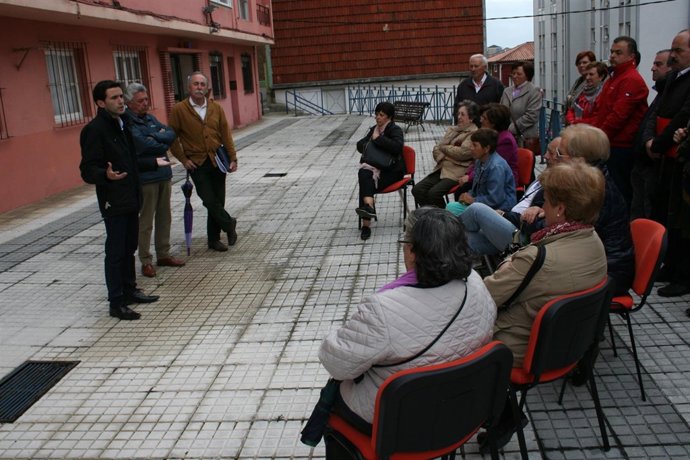 Casares con los vecinos de San Simón-Entrehuertas