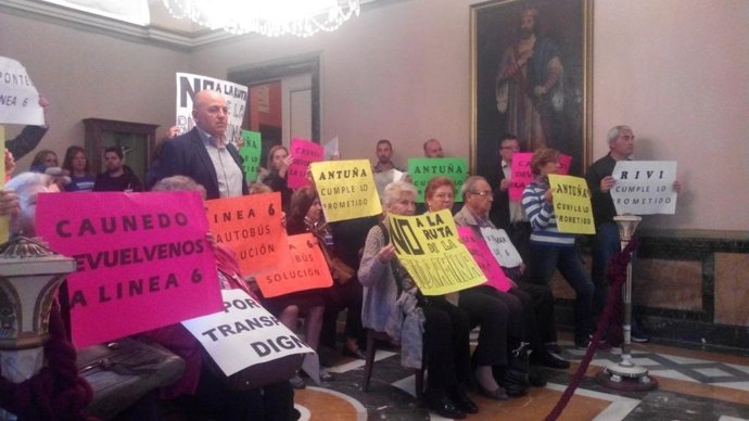 Vecinos, durante el pleno municipal