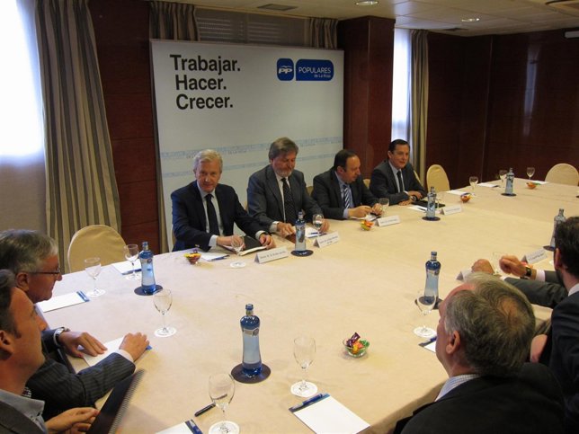 Méndez de Vigo con Sanz en acto del PP con FER y Cámara