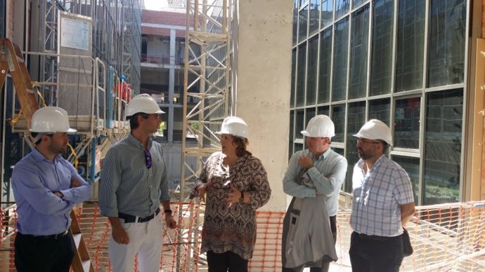 Jiménez (centro), junto vecinos de Expansión Norte, visita el centro de salud.