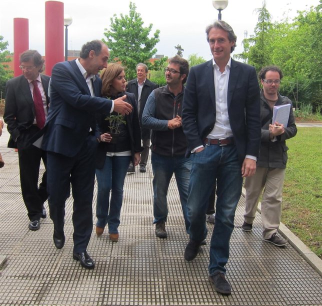 Soraya Sáenz de Santamaría visita el centro de acogida 'Princesa Letizia'