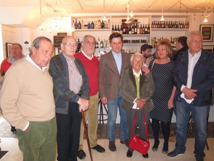 José María Pérez con algunos de los firmantes.
