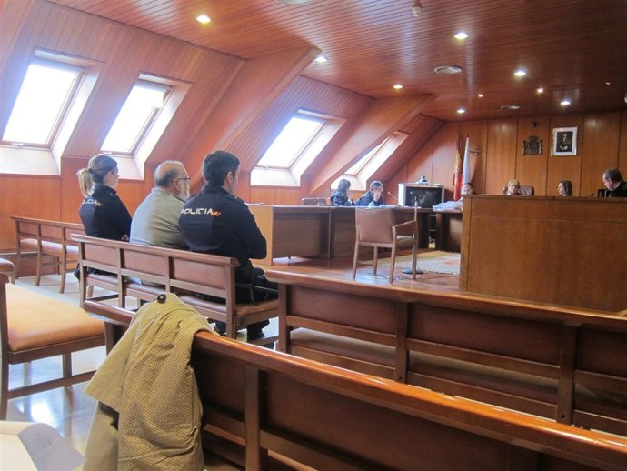 Juicio contra el dueño de una clínica dental acusado de estafa 