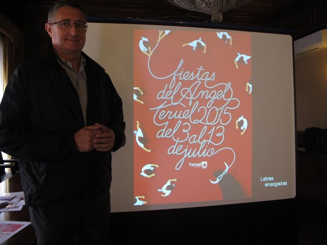 El alcalde, Manuel Blasco, junto al cartel anunciador de fiestas de la Vaquilla