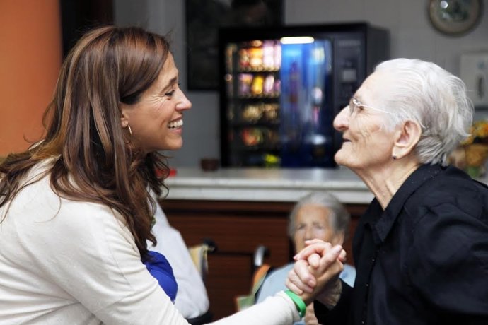 Romero con una anciana