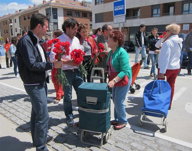 Tudanca, González Poncela y Soraya Rodríguez reparten claveles en el mercadillo 
