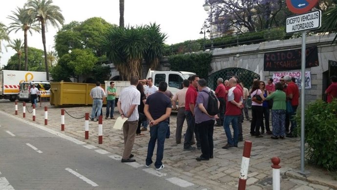 Concentración de trabajadores ante el local.