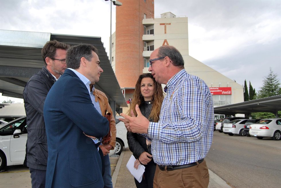El candidato del PAR a la Alcaldía, Xaviar de Pedro, en la sede del Autotaxi