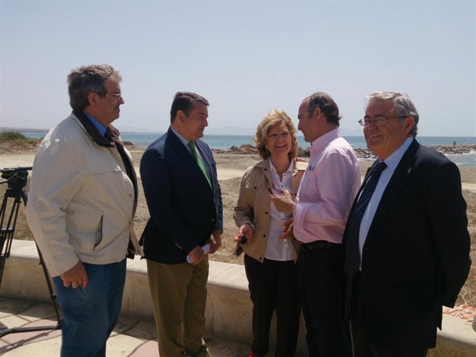 Sánz dialoga con el alcalde de Almería junto a las obras en Costacabana