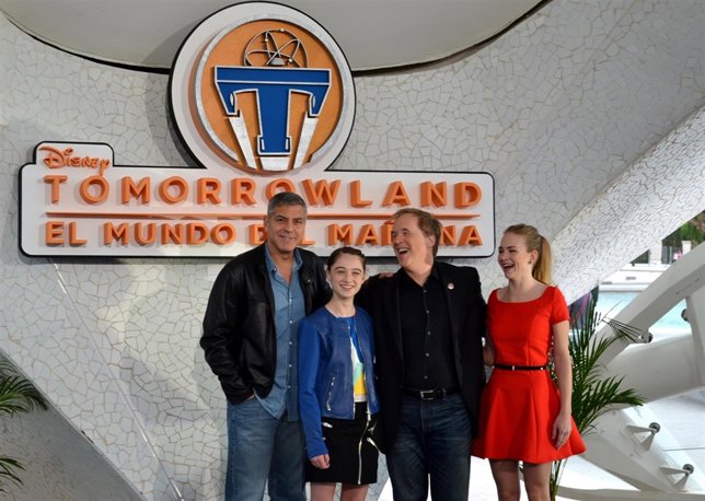 Clooney, Cassidy, Bird y Robertson en 'Tomorrowland'