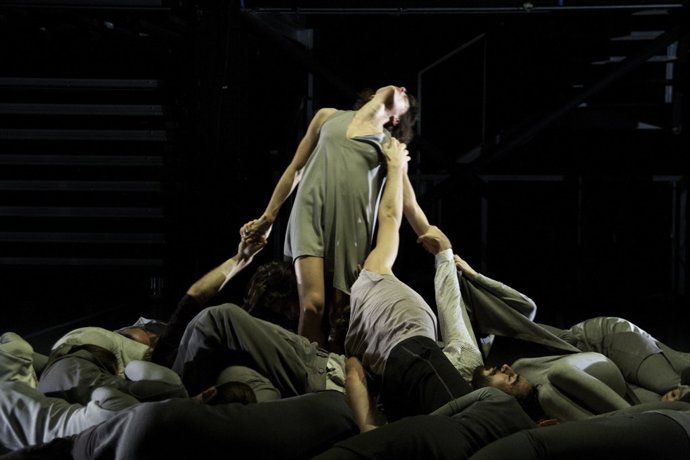 Imágenes de la representación del espectáculo de Sharon Fridman, 'Caída libre'