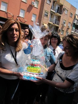 Susana Díaz, junto a Ambrosio, ha recibido una tarta por su próxima maternidad