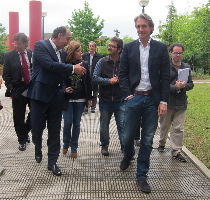 Soraya Sáenz de Santamaría visita el centro de acogida 'Princesa Letizia'