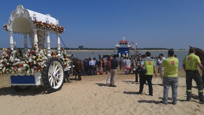 Embarque de hermandades rocieras en Sanlúcar de Barrameda