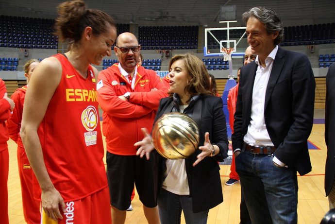 Soraya Sáenz de Santamaría visita a la selección española femenina de baloncesto