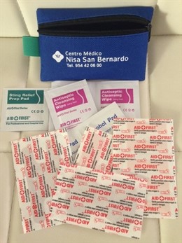 Hospital Nisa reparte botiquines a los rocieros