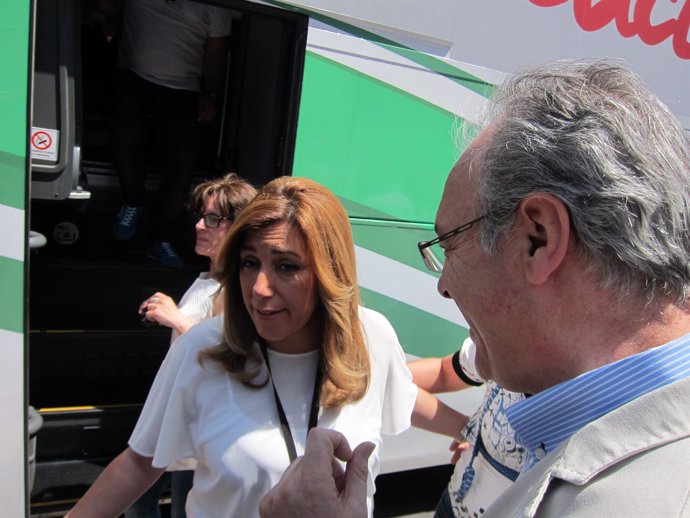 Susana Díaz es recibida por Durán al bajar del autobús del PSOE-A