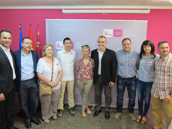 Díez, flanqueada por los candidatos de UpyD en la Comunidad