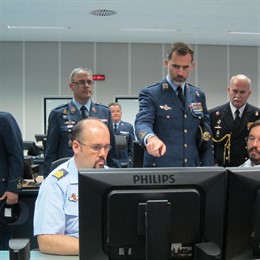 Felipe VI en el Centro de Operaciones Aéreas Combinadas (CAOC) de la OTAN