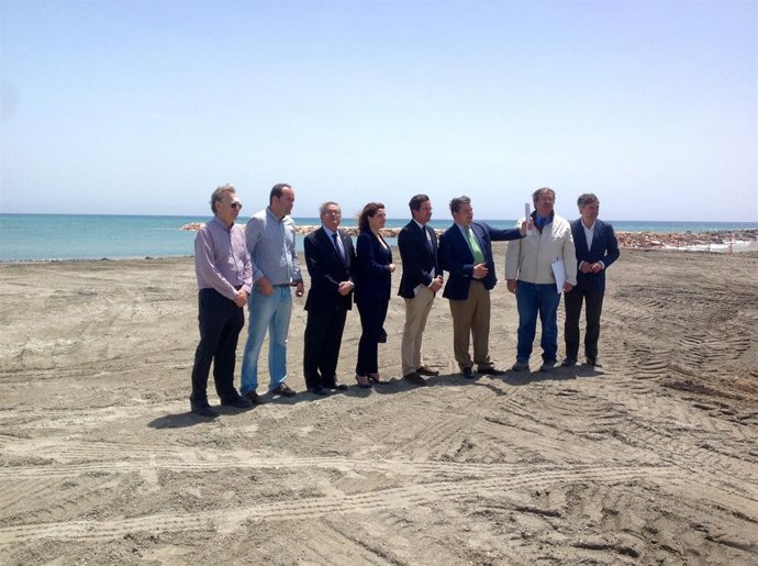 Sánz visita las obras de emergencia en la costa de Almerimar