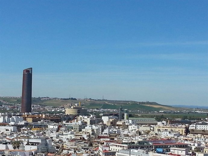 La torre Pelli "desdibuja" las vistas de Sevilla. 